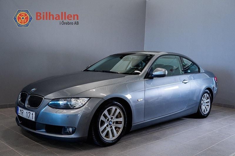 Grå Begagnad 2010 BMW 320 Comfort Edition Sportkupé | 79 900 kr (Bra pris) - Bild 1/4