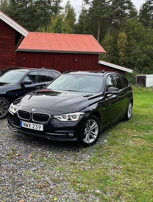 Svart Begagnad 2018 BMW 320 Sport Line Kombi | 134 000 kr (Superpris) - Bild 1/3