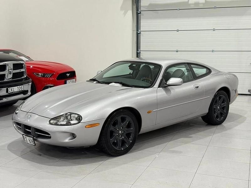 Begagnad Jaguar XK 284 HK (208 kW) 2000 Grå