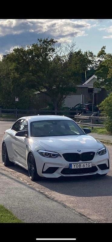 Vit Begagnad 2020 BMW M2 Competition Edition Sportkupé | 629 000 kr (Marknadspris) - Bild 1/4