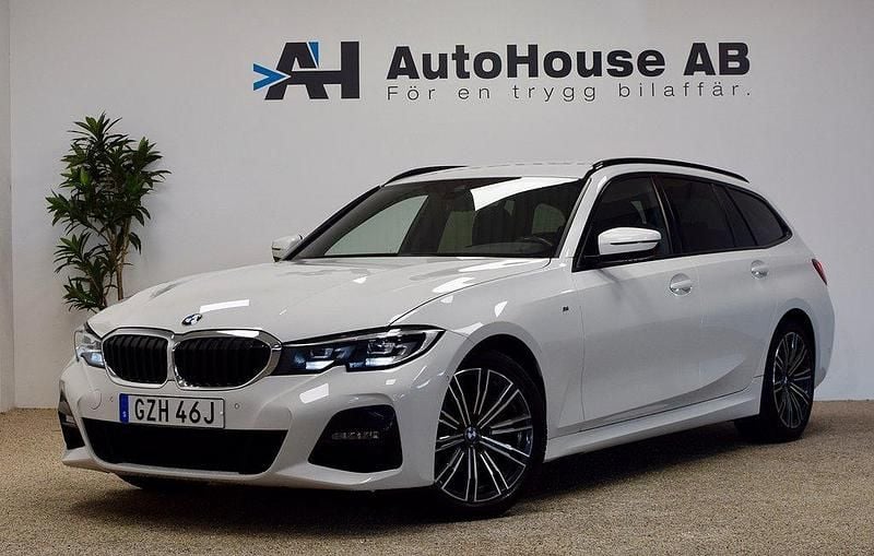 Vit Begagnad 2022 BMW 320 M Sport Kombi | 359 000 kr (Marknadspris) - Bild 1/4