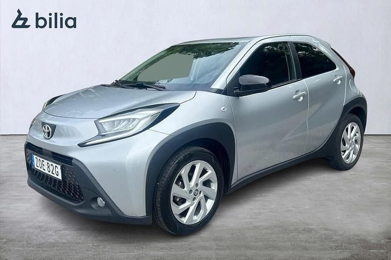 Silver Begagnad 2022 Toyota Aygo Comfort Halvkombi | 159 900 kr (Bra pris) - Bild 1/3