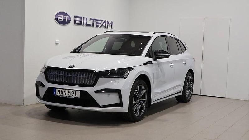 Vit Begagnad 2023 Skoda Enyaq iV SportLine SUV | 429 900 kr (Dyr) - Bild 1/4