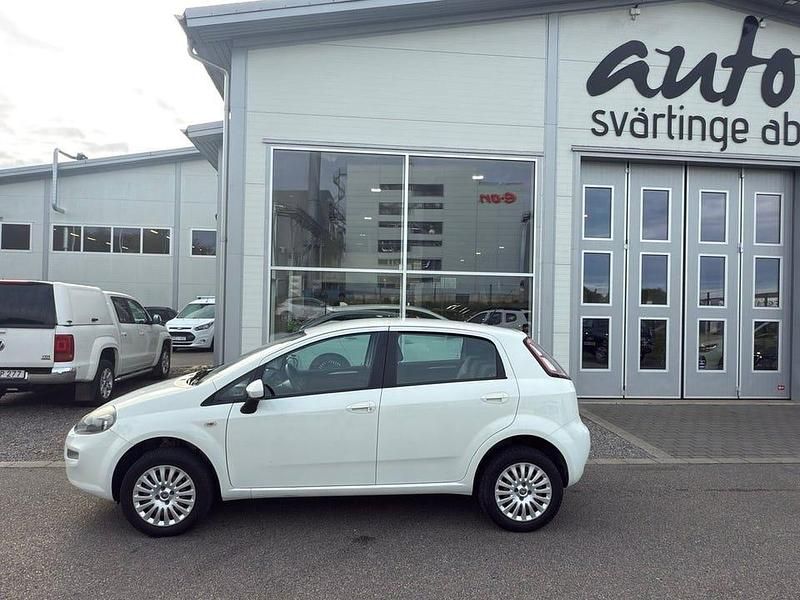Begagnad Fiat Punto Easy 77 HK (56 kW) 2012 Vit Halvkombi