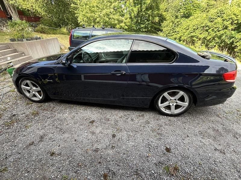Blå Begagnad 2007 BMW 330 Comfort Edition Sportkupé | 105 000 kr (Marknadspris) - Bild 1/4