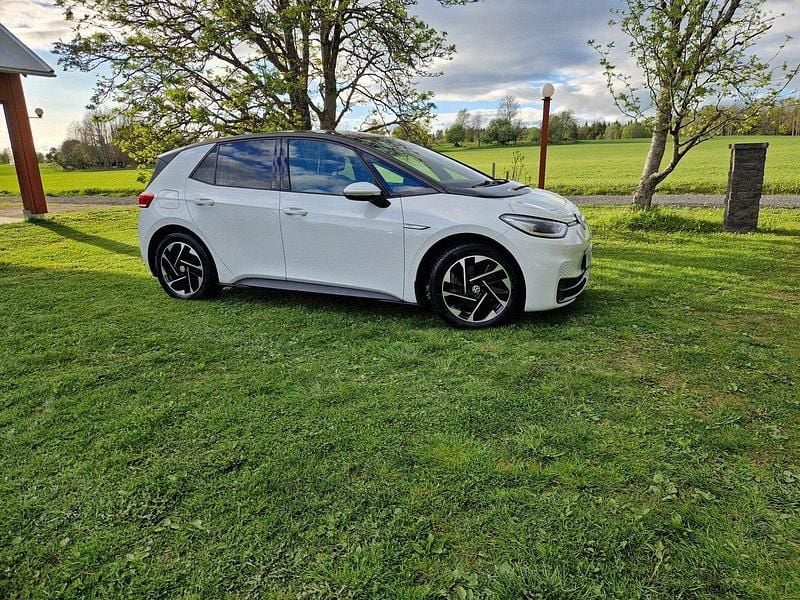 Vit Begagnad 2021 VW ID.3 Pro Performance Halvkombi | 164 900 kr (Lite dyr) - Bild 1/3