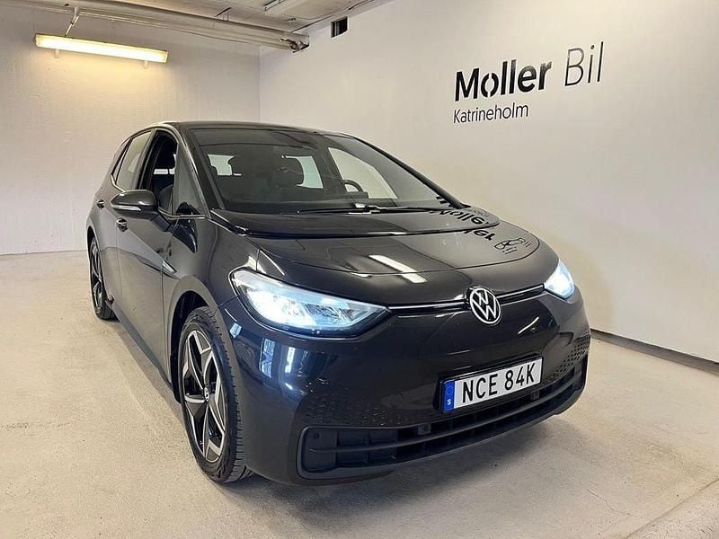 Mörkgrå (mangan grey metallic blac) Begagnad 2022 VW ID.3 Pro Performance Halvkombi | 239 000 kr (Superpris) - Bild 1/4