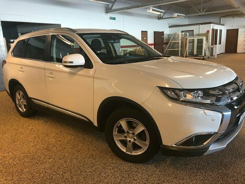 Begagnad Mitsubishi Outlander 150 HK (110 kW) 2017 Vit SUV
