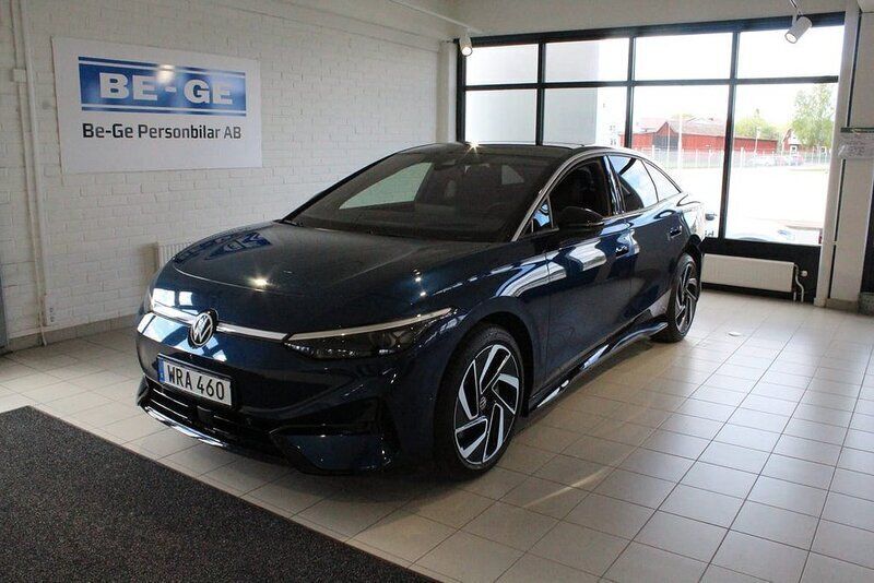 Blå Begagnad 2023 VW ID.7 Sedan | 509 000 kr (Superpris) - Bild 1/4