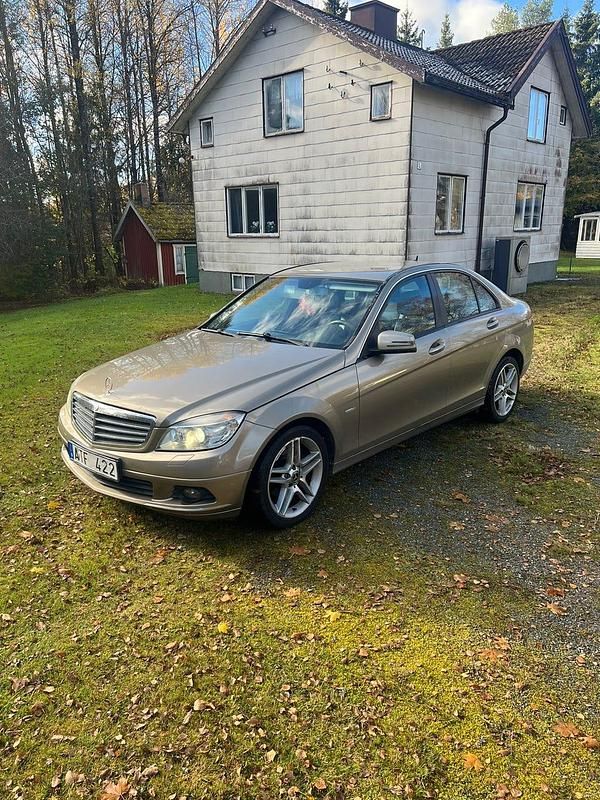 Begagnad 2009 Mercedes C200 Sedan | 32 500 kr - Bild 1/4