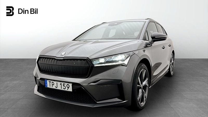 Grå (graphite grey metallic) Begagnad 2023 Skoda Enyaq iV SportLine SUV | 444 900 kr (Marknadspris) - Bild 1/4