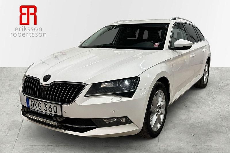 Vit Begagnad 2017 Skoda Superb Kombi | 159 900 kr (Marknadspris) - Bild 1/4