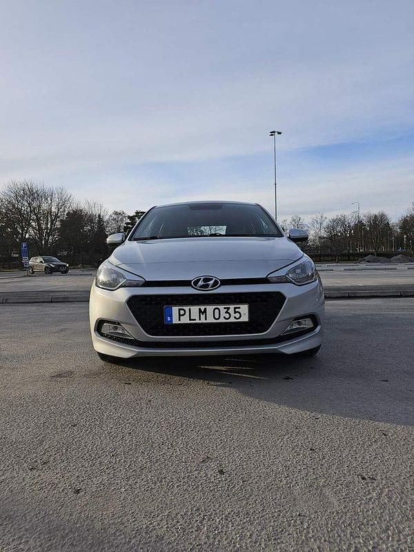 Silver Begagnad 2018 Hyundai i20 Comfort Halvkombi | 79 900 kr (Marknadspris) - Bild 1/4