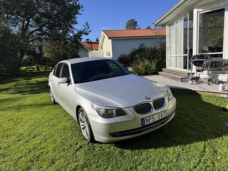 Grå Begagnad 2009 BMW 525 Sedan | 63 000 kr (Marknadspris) - Bild 1/4