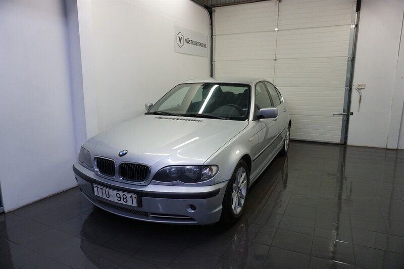 Ljusgrå Begagnad 2002 BMW 320 Sedan | 39 900 kr (Marknadspris) - Bild 1/4