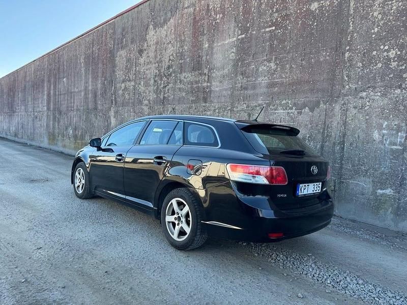 Svart Begagnad 2010 Toyota Avensis Business Edition Kombi | 33 900 kr (Marknadspris) - Bild 1/4