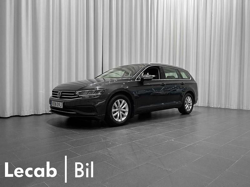 Mangan grey metallic Begagnad 2024 VW Passat Kombi | 279 500 kr (Bra pris) - Bild 1/4
