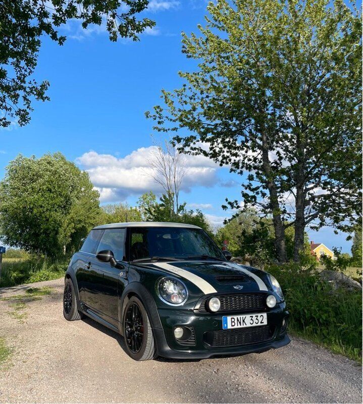Svart Begagnad 2010 Mini John Cooper Works Halvkombi | 99 000 kr (Superpris) - Bild 1/4