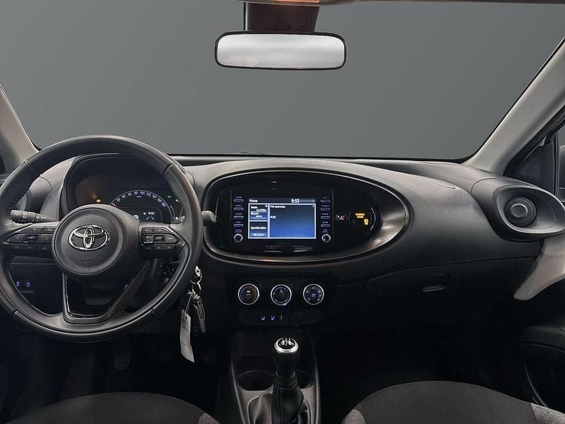 Vit Begagnad 2023 Toyota Aygo Play Halvkombi | 159 000 kr (Marknadspris) - Bild 1/3
