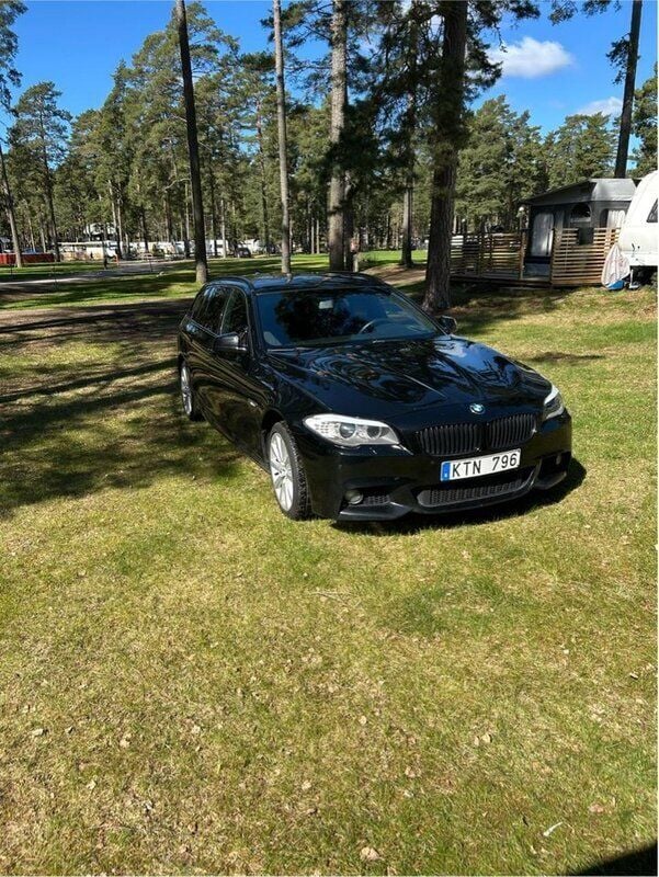 Svart Begagnad 2013 BMW 520 M Sport Kombi | 98 000 kr (Superpris) - Bild 1/4