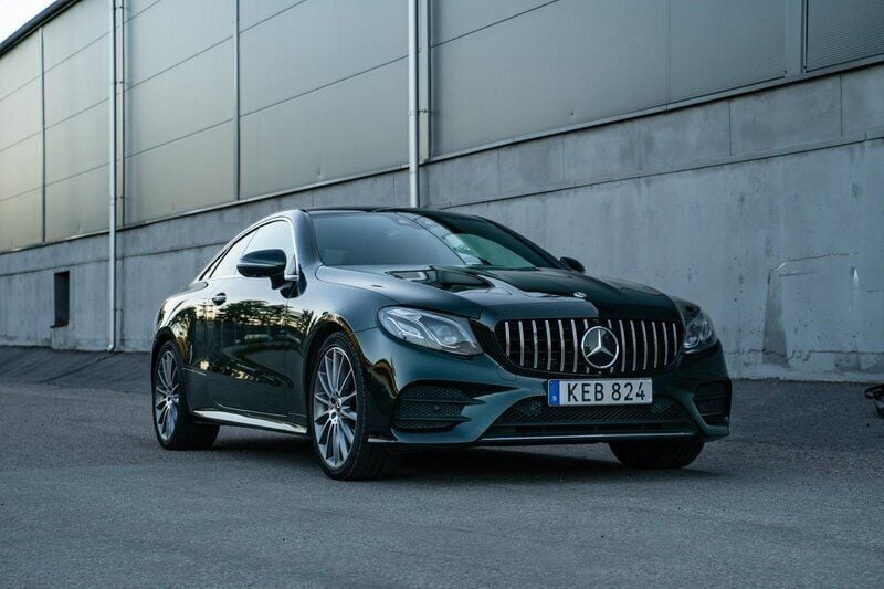 Grön Begagnad 2017 Mercedes E400 AMG line Sportkupé | 325 000 kr (Superpris) - Bild 1/4
