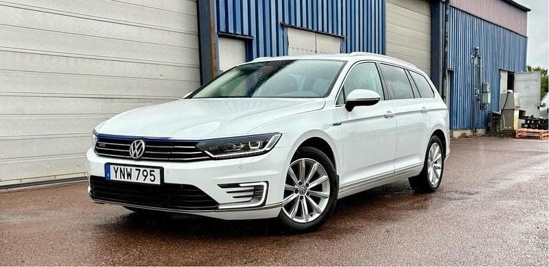 Vit Begagnad 2018 VW Passat GTE Kombi | 160 000 kr (Bra pris) - Bild 1/3