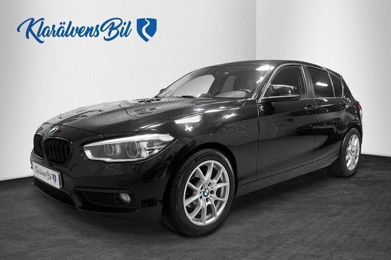 Svart Begagnad 2016 BMW 118 Advantage Halvkombi | 129 900 kr (Marknadspris) - Bild 1/4