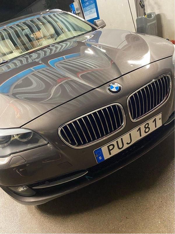 Brun Begagnad 2013 BMW 520 Kombi | 130 000 kr (Lite dyr) - Bild 1/4
