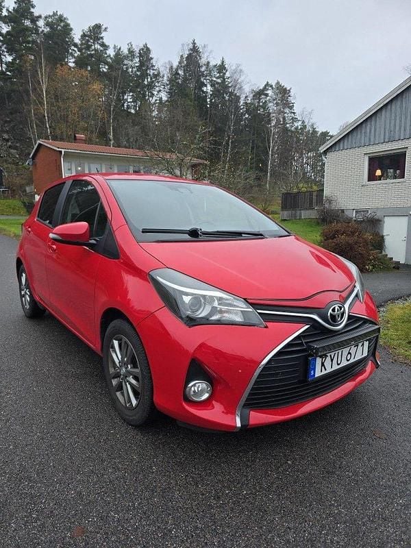 Röd Begagnad 2015 Toyota Yaris Halvkombi | 99 900 kr (Bra pris) - Bild 1/4