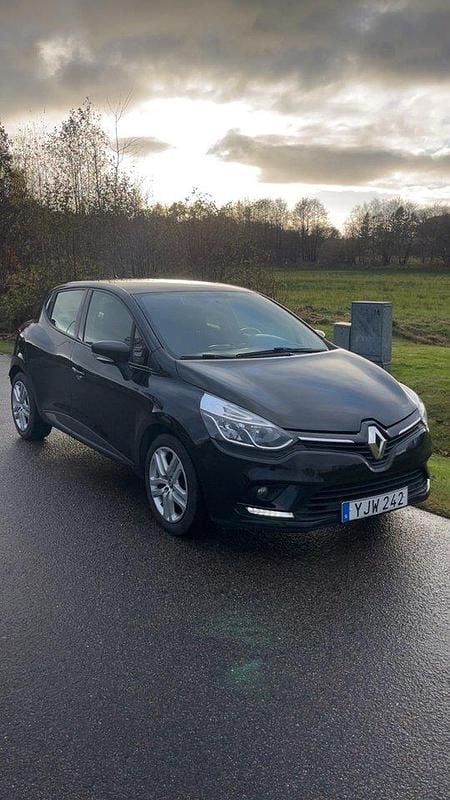 Svart Begagnad 2017 Renault Clio IV Expression Halvkombi | 89 000 kr (Marknadspris) - Bild 1/4