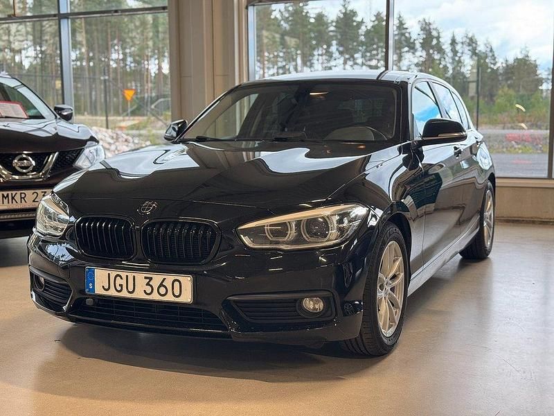 Svart Begagnad 2015 BMW 116 Advantage Halvkombi | 119 900 kr (Marknadspris) - Bild 1/4