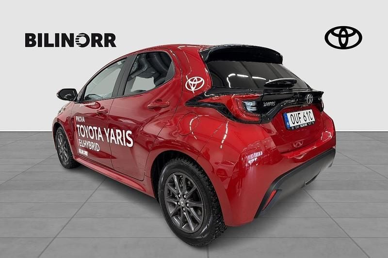 Begagnad Toyota Yaris 2024 Röd Halvkombi