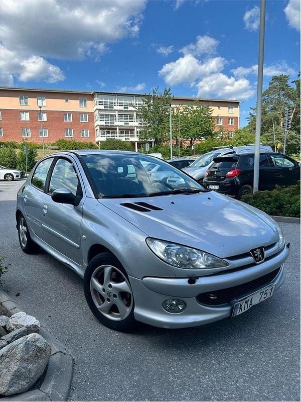 Grå Begagnad 2006 Peugeot 206 Halvkombi | 7 500 kr (Superpris) - Bild 1/4