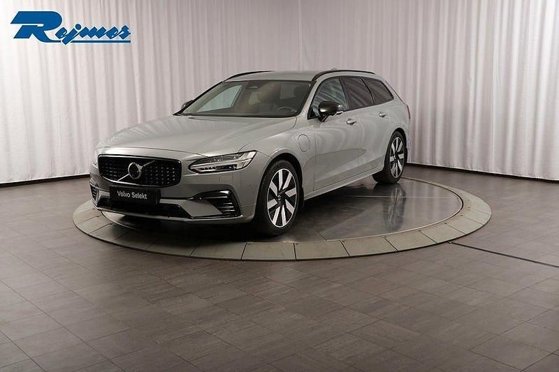 Grå (vapour grey metallic) Begagnad 2024 Volvo V90 Plus Kombi | 489 900 kr (Marknadspris) - Bild 1/4