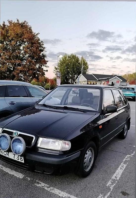 Svart Begagnad 2000 Skoda Felicia Halvkombi | 9 000 kr - Bild 1/4