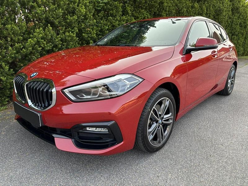 Begagnad 2021 BMW 118 Halvkombi | 279 000 kr - Bild 1/4