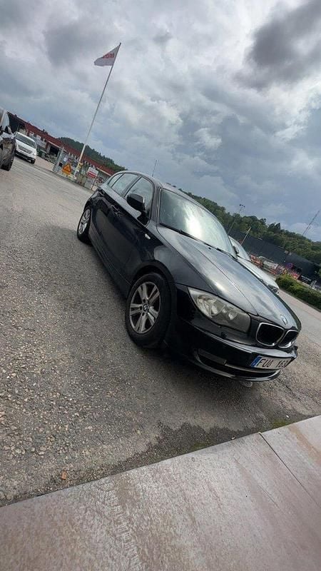 Svart Begagnad 2011 BMW 116 Comfort Edition Halvkombi | 37 000 kr (Superpris) - Bild 1/4