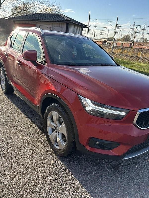 Röd Begagnad 2021 Volvo XC40 Momentum SUV | 255 000 kr (Marknadspris) - Bild 1/4
