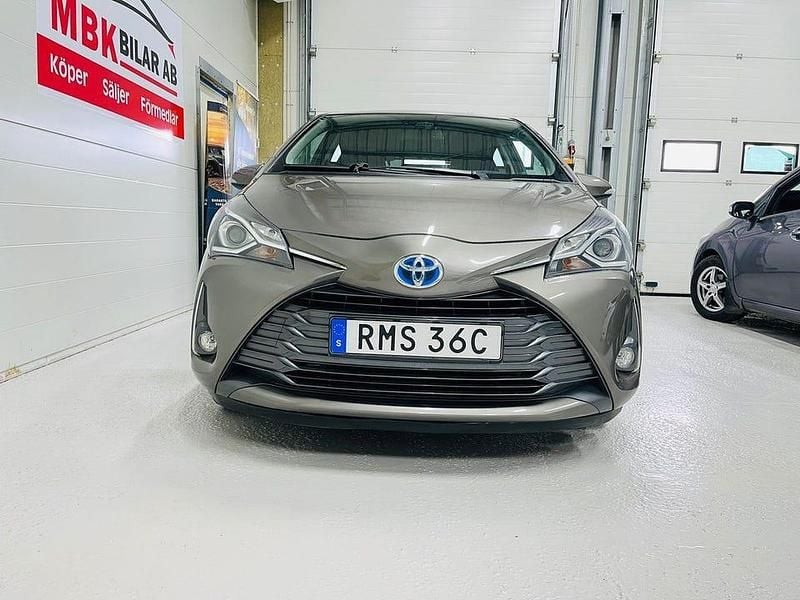 Begagnad Toyota Yaris Hybrid 101 HK (74 kW) 2019 Grå