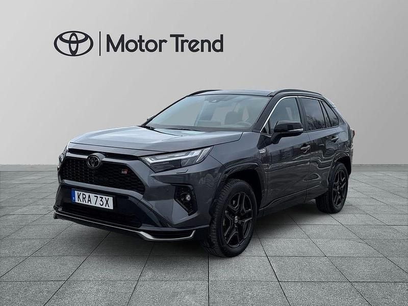 Grå Begagnad 2025 Toyota RAV4 Sport | 529 000 kr (Superpris) - Bild 1/3