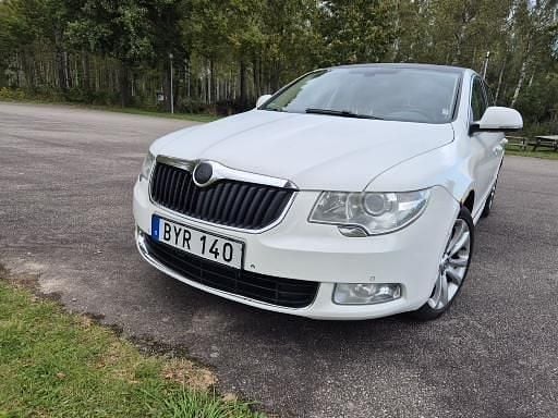 Vit Begagnad 2010 Skoda Superb Elegance Halvkombi | 15 000 kr - Bild 1/4