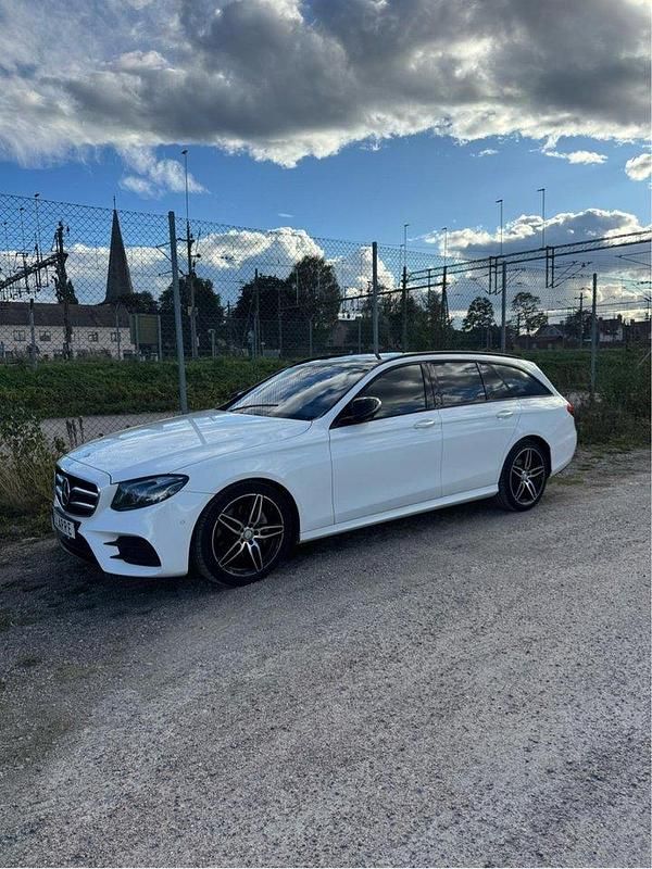 Vit Begagnad 2017 Mercedes E220 Kombi | 224 900 kr (Dyr) - Bild 1/4