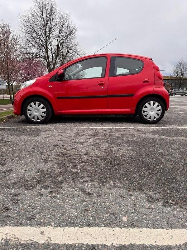 Röd Begagnad 2008 Peugeot 107 Halvkombi | 21 999 kr (Marknadspris) - Bild 1/2