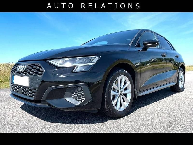 Svart brilliantsvart solid Begagnad 2023 Audi A3 Proline Halvkombi | 299 900 kr (Lite dyr) - Bild 1/4