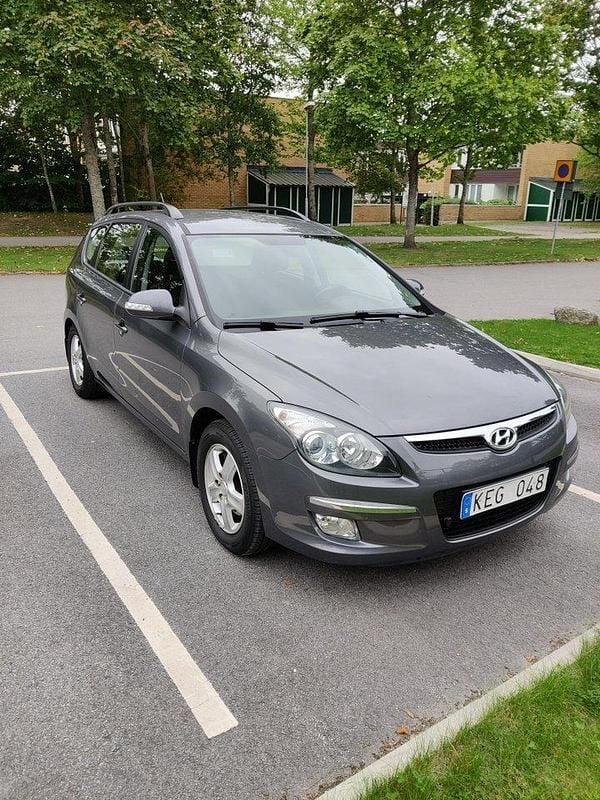 Grå Begagnad 2010 Hyundai i30 Kombi | 65 500 kr (Dyr) - Bild 1/4