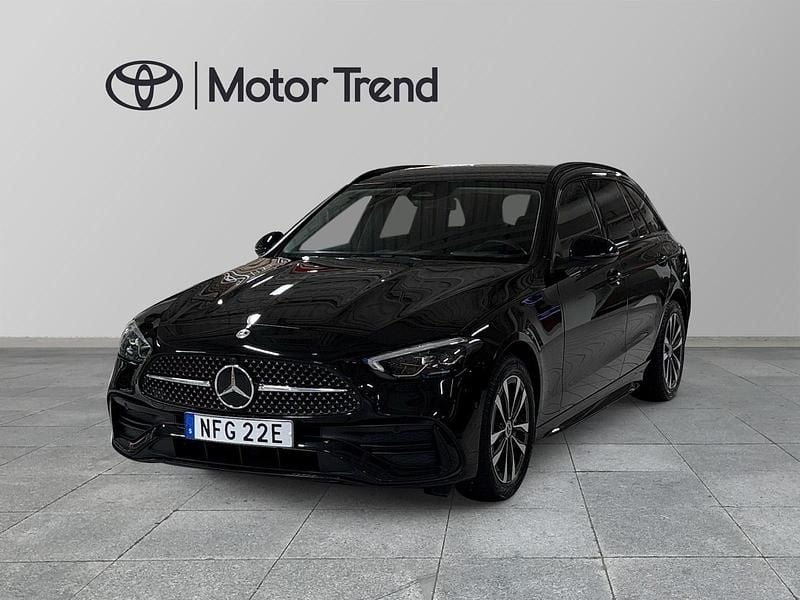 Svart Begagnad 2022 Mercedes C300e | 389 000 kr - Bild 1/4