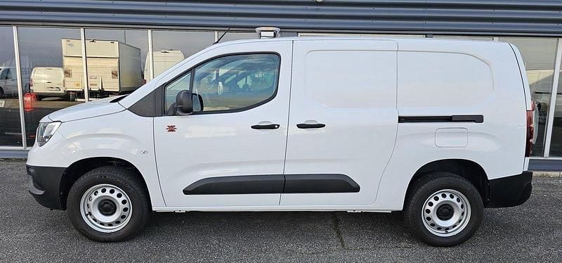 Begagnad Opel Combo 131 HK (96 kW) 2023 Vit Minibuss