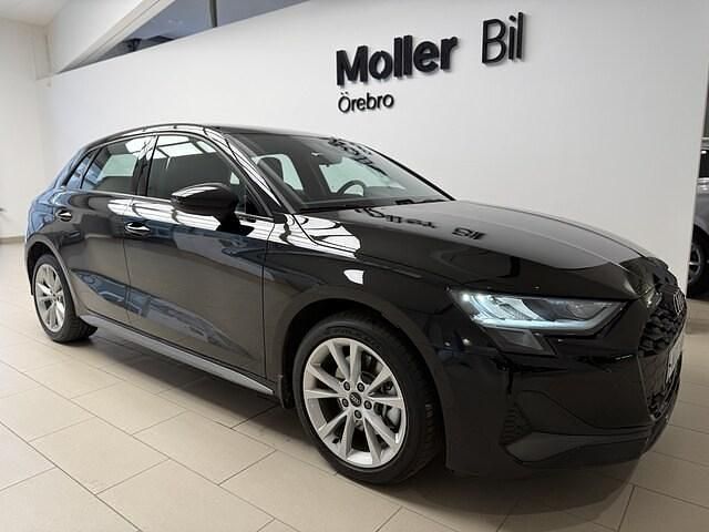 Svart (brilliantsvart) Begagnad 2025 Audi A3 Sportback e-tron Proline Halvkombi | 409 000 kr (Marknadspris) - Bild 1/4