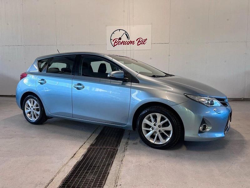 Ljusblå Begagnad 2012 Toyota Auris Multidrive S Halvkombi | 84 900 kr (Marknadspris) - Bild 1/4