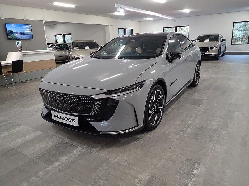 Grå Ny 2025 Mazda 6e Takumi-Line Sedan | 531 300 kr - Bild 1/4